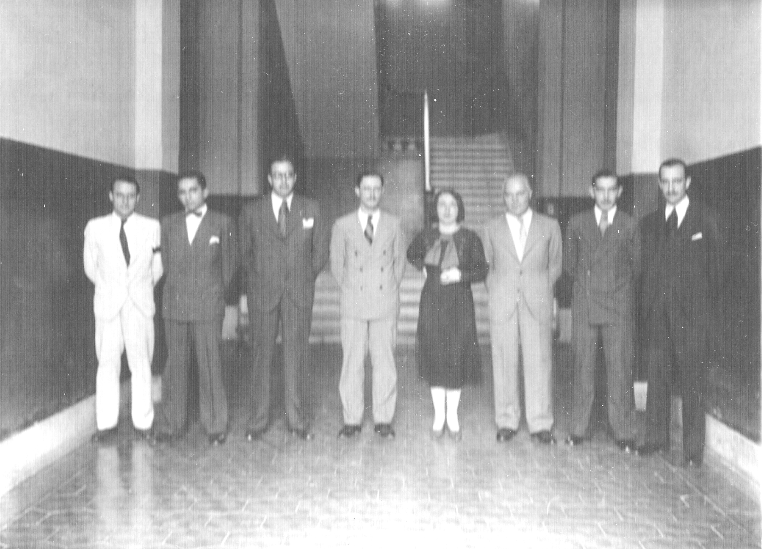 Fotografía que muestra el hall de acceso a la Facultad de Derecho por la calle 6